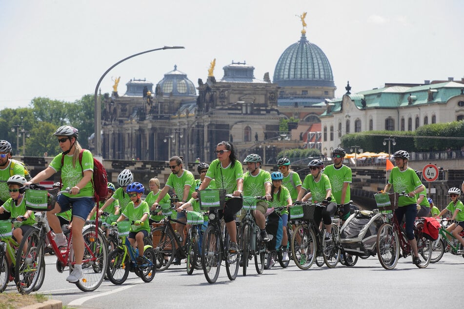 Am Sonntag radeln wieder die Teilnehmer des SZ-Fahrradfests durch Dresden. (Archivbild)
