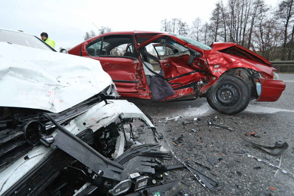 An beiden Autos entstand Totalschaden.