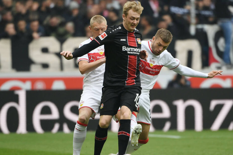 Leverkusens Julian Brandt im VfB-Sandwich: Stuttgarts Rechtsverteidiger Andreas Beck (l.) und Alexander Esswein (r.) attackieren ihn.
