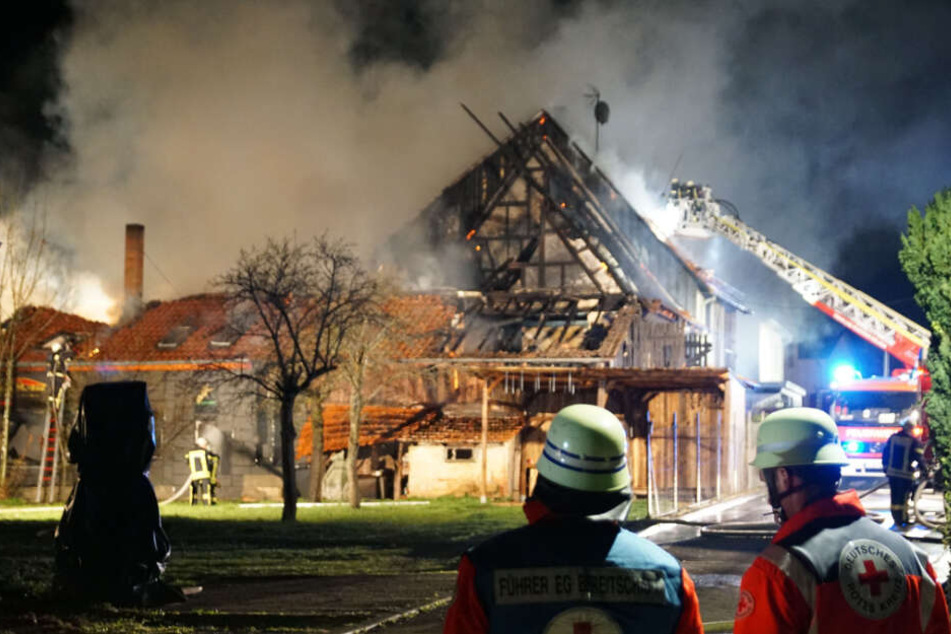 Feuerwehrleute bei den Löscharbeiten.