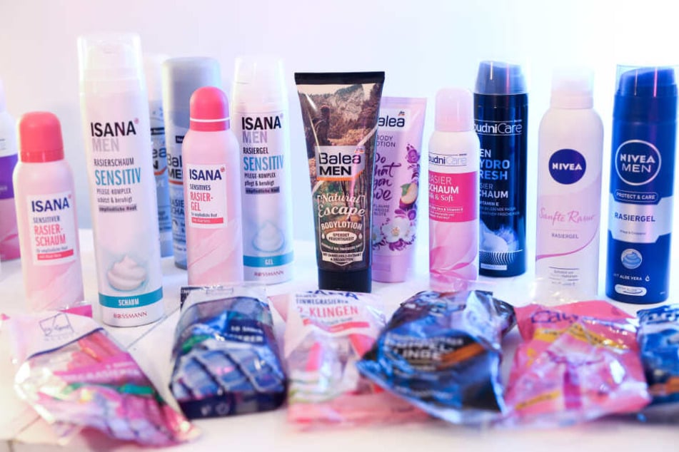 Handelsübliche Pflegeprodukte: Frauen zahlen für ihre pinken Packungen meist mehr.