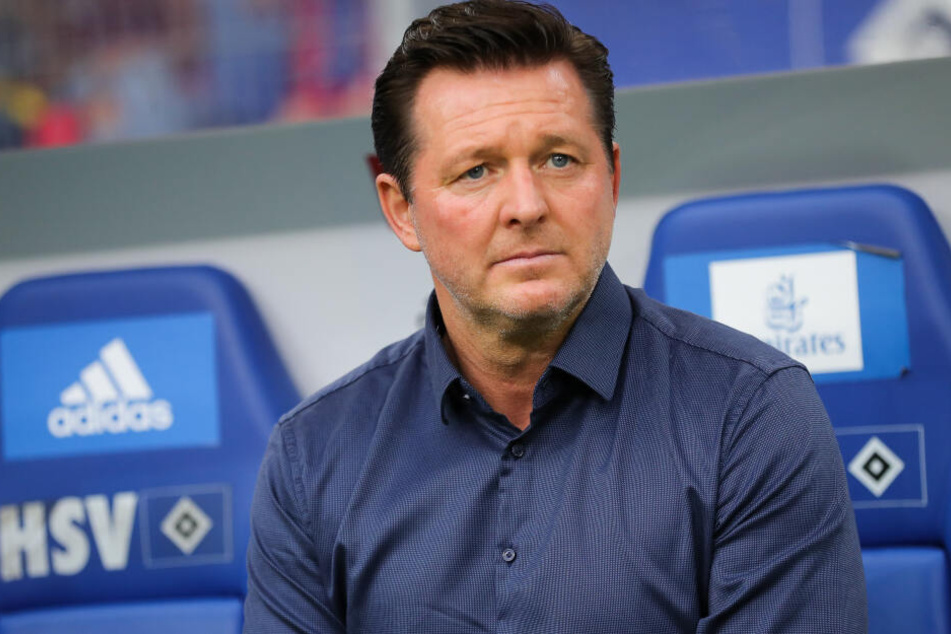 Hamburgs damaliger Trainer Christian Titz sitzt vor dem Spiel auf der Bank.