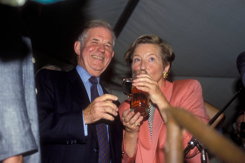 Kurt Biedenkopf teilte sich mit seiner Frau Ingrid nach dem Wahlsieg bei der Landtagswahl 1990 ein Bier.