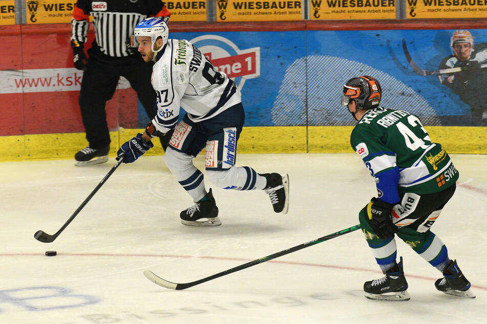 Dennis Swinnen (l.), hier vor Fabian Ribnitzky an der Scheibe, schoss die Eislöwen in die Overtime, an deren Ende aber Bietigheim jubeln konnte.