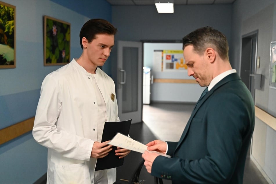 Dr. Johannes Hagedorn (l.) legt Kilian einen Vertrag vor.