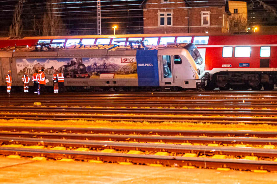 Das Foto zeigt, dass beide Züge teilweise aus den Schienen gehoben wurden.