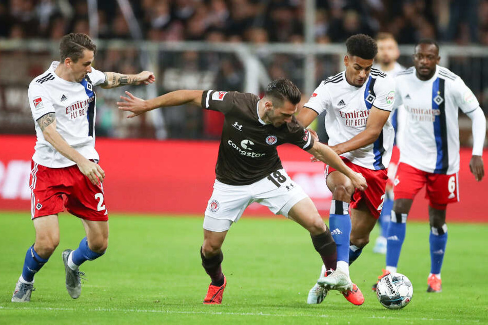 Dimitrios Diamantakos setzt sich gegen Josha Vagnoman und Adrian Fein durch.