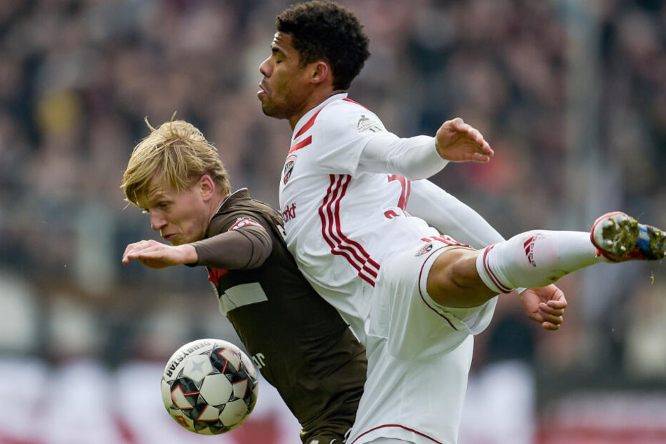 St. Paulis Mats Möller-Daehli schirmt den Ball vor Ingolstadts Paulo Otavio ab.