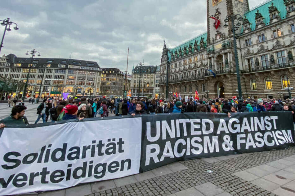 Am Nachmittag versammelten sich rund 200 Menschen auf dem Rathausplatz.