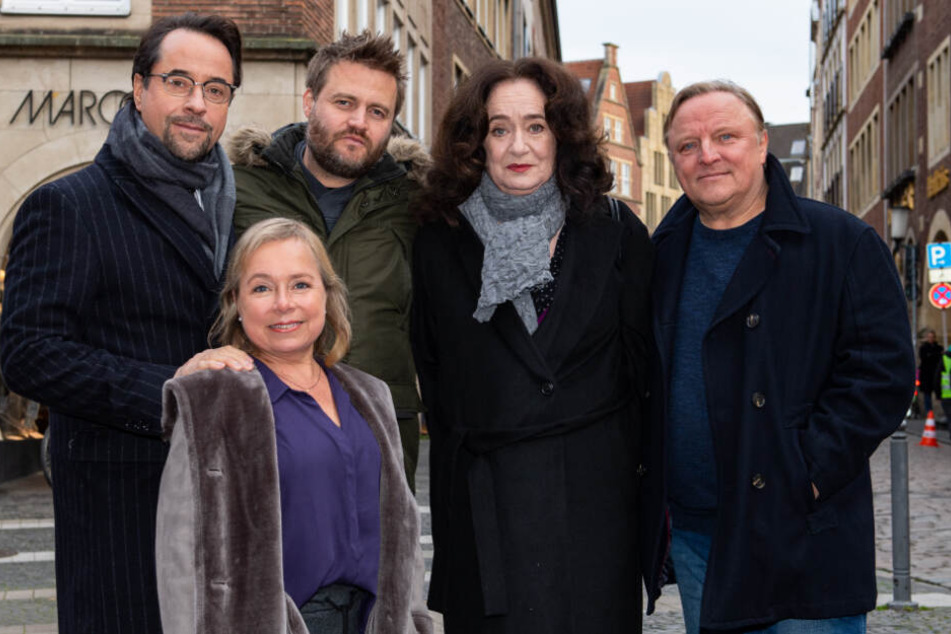 Schauspieler Jan Josef Liefers (l-r), Schauspielerin Christine Urspruch, Max Zähle, Regisseur, Schauspielerin Mechthild Großmann und Schauspieler Axel Prahl stehen am Kiepenkerl, dem Drehort zum neuen Münsteraner Tatort "Limbus".
