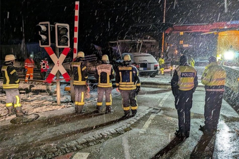 Um das Auto zu bergen, musste der Bahnverkehr gesperrt werden.