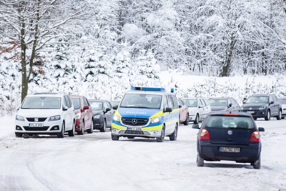 Nicht nur in Winterberg fanden sich zahlreiche Ausflügler ein: Auch die Bauern im Rheinland klagen nach zwei Wochenenden mit Schneetouristen und hunderten parkenden Autos (Symbolbild).