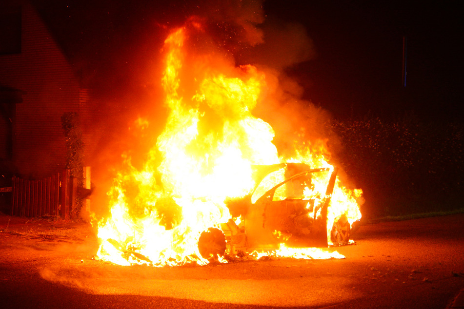 Im Hamburger Stadtteil Billstedt ist am Sonntagabend ein Auto in Flammen aufgegangen. Die Polizei hat die Ermittlungen zur Brandursache aufgenommen.