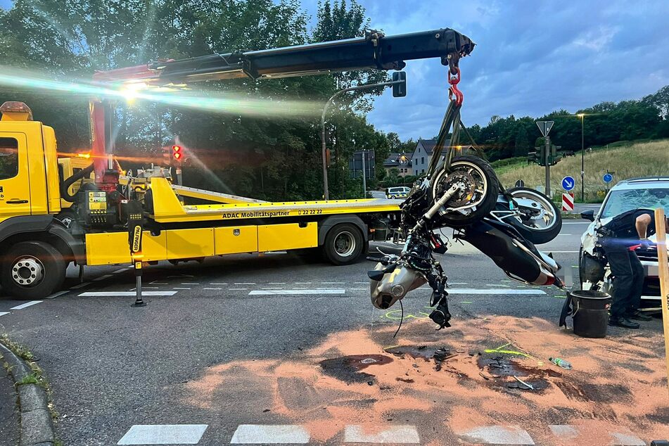 Ein Abschleppunternehmen kümmerte sich um den Abtransport der beiden demolierten Fahrzeuge.