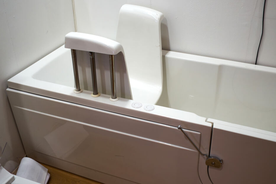 Die Mitarbeiter hatten die Wachkoma-Patientin in einer Spezial-Wanne gebadet. (Symbolbild)