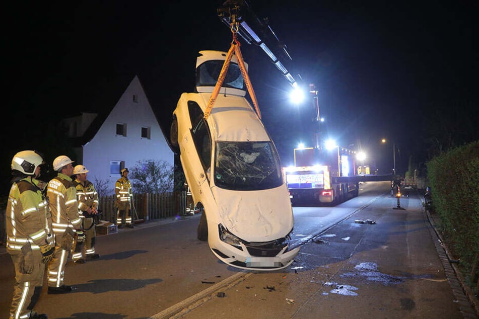 Die Feuerwehr musste das Auto mit einem Kran wieder aufrichten.