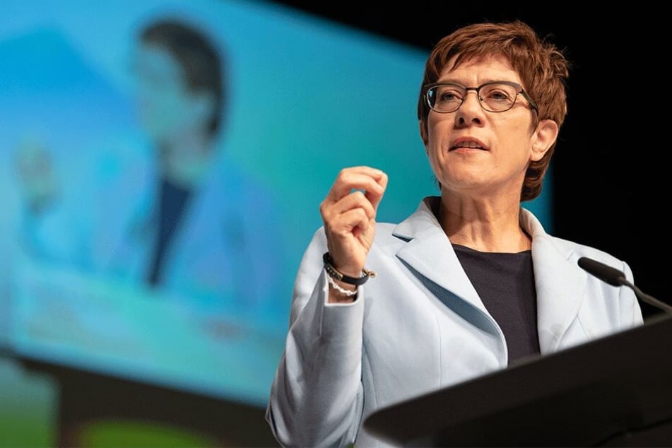 AKK hat die Gerüchte über einen Streit zwischen ihr und Angela Merkel dementiert.