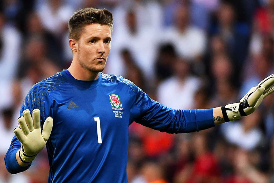 Der englische Fußballverband FA ermittelt gegen den walisischen Nationalkeeper Wayne Hennesse, der den Hitler-Gruß gezeigt haben soll.