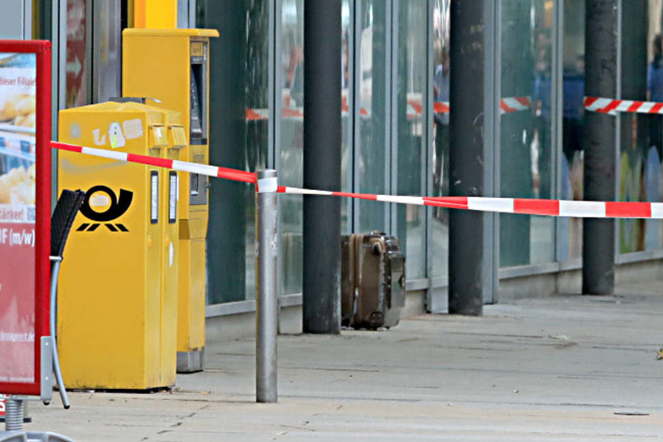 Vor der Post wurde offenbar ein Koffer abgestellt.