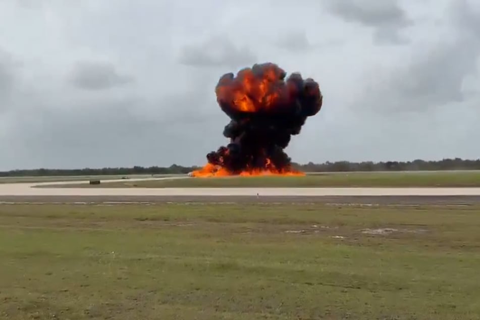 Ein riesiger Feuerball war auf der Landebahn zu sehen.