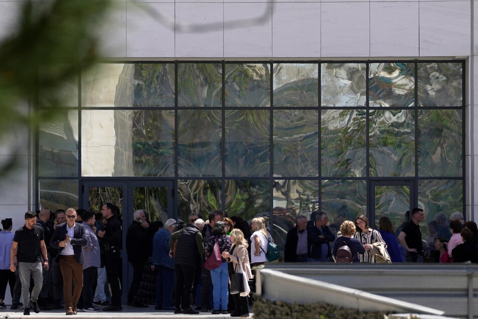 Bei Schüssen in einem Gerichtsgebäude wurden vier Menschen verletzt.