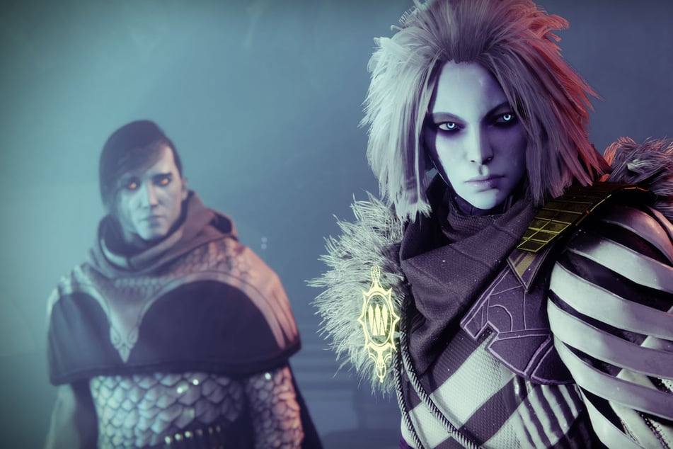 Mit der "Season of the Lost" kehrt eine alte Bekannte in "Destiny 2" zurück: Königin Mara Sov (rechts). Die hat nicht nur einiges mit ihrem Bruder (links) zu klären, sondern hält auch für die Spieler einige Überraschungen bereit.
