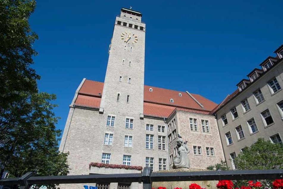 Nur im Bezirk Neukölln gibt es bisher Lesegeräte, die Passfälschungen zuverlässig erkennen.