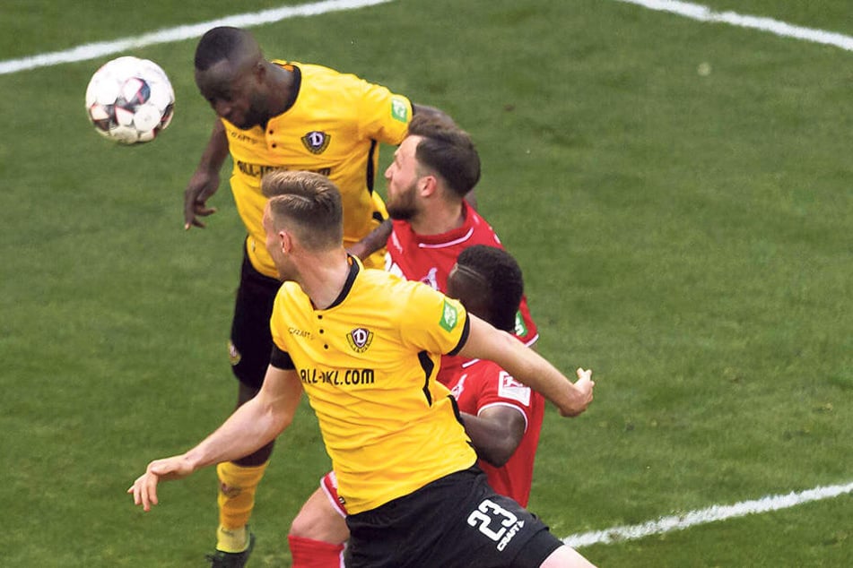 Der Moment, bevor Erich Berko (hinten) das 3:0 gegen Köln und somit sein erstes Saisontor mit dem Kopf erzielte.