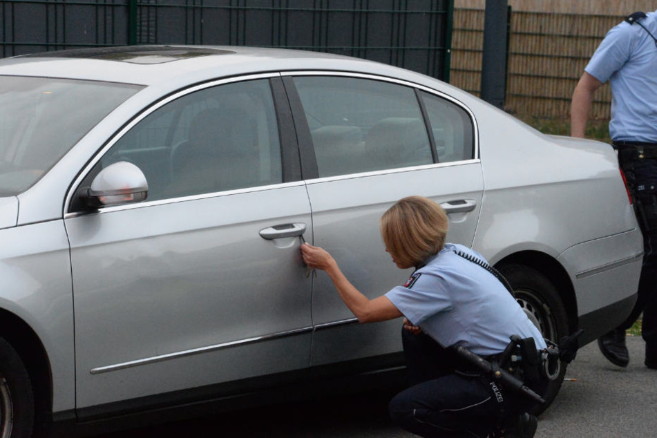 Ein Wagen wurde von der Polizei untersucht.