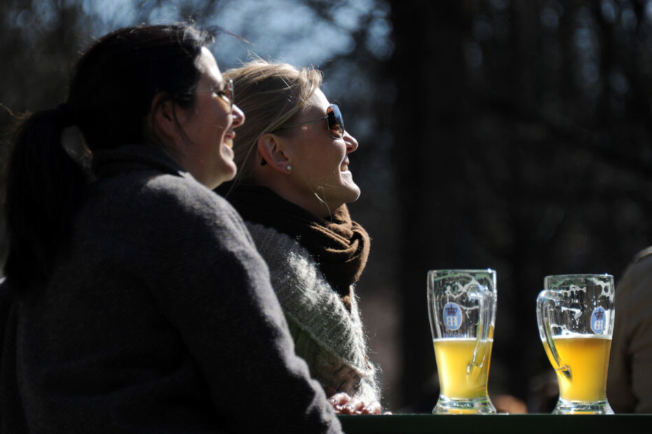 Das herrliche Wetter lockt viele Menschen in den Biergarten. Auch dort kann man sich verbrennen und sollte sich schützen.