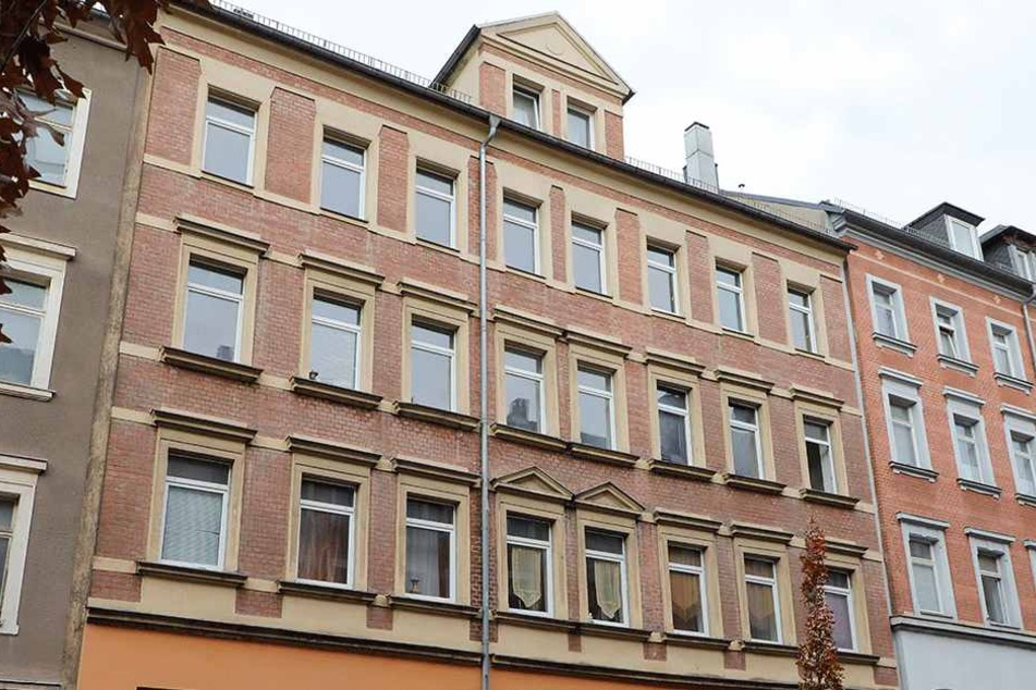 In diesem Haus bastelte der Handwerker an den Rohrleitungen, zapfte Wasser
ab.