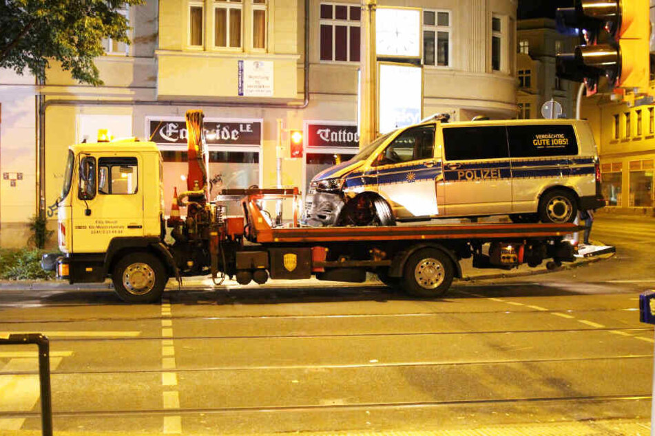 Das Streifenfahrzeug musste abgeschleppt werden.