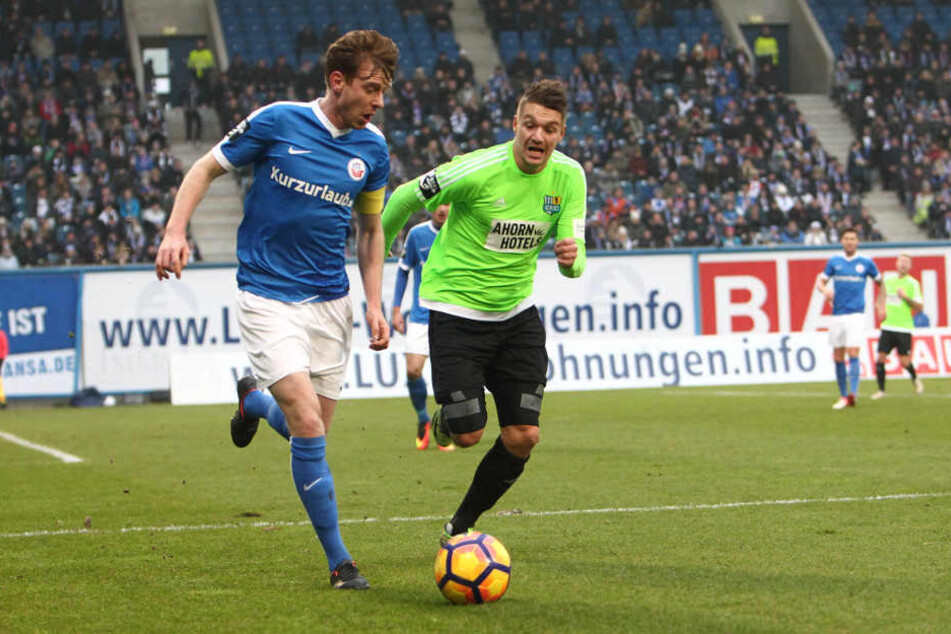 Maximilian Ahlschwede (l., Rostock) gegen Daniel Frahn (r., CFC)