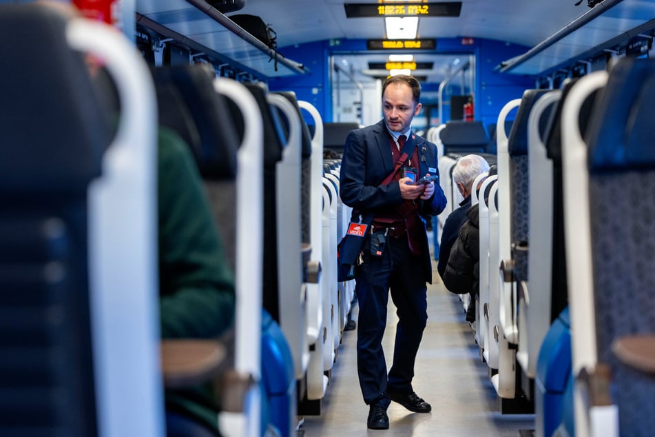 Als er die Personalien eines Schwarzfahrers aufgenommen hatte, wurde er von dem Mann bedroht.