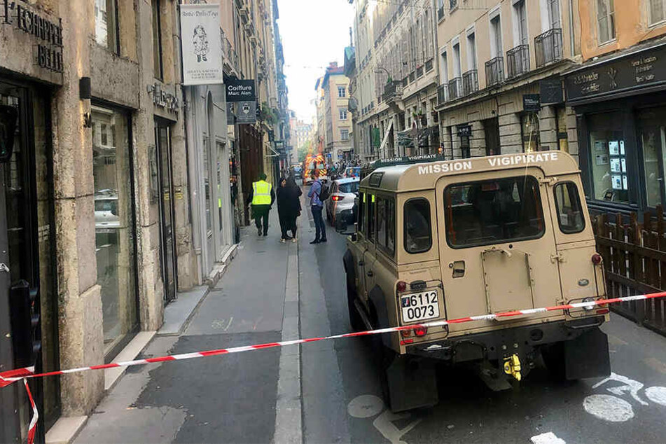 Ein Fahrzeug der französischen Anti-Terror-Einheit "Vigipirate Mission" steht in der Nähe des abgesperrten Tatorts.
