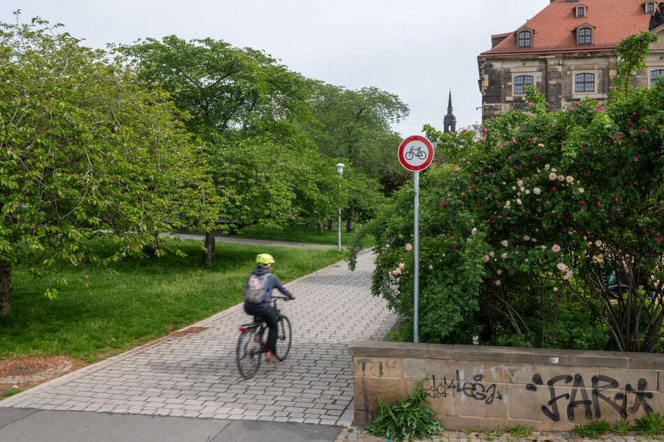 Für Radler gesperrt? Dieses Schild an der Gasse neben dem Blockhaus sorgt für Verwirrung.