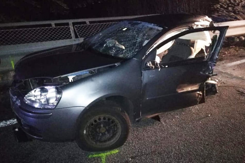 Die Wucht des Aufpralls war so groß, dass das Auto in der Mitte zerteilt wurde.