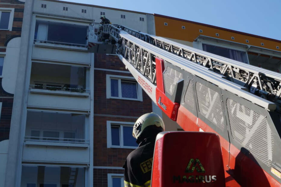 Mit einer Drehleiter ging es für einen Feuerwehrmann hoch hinaus.