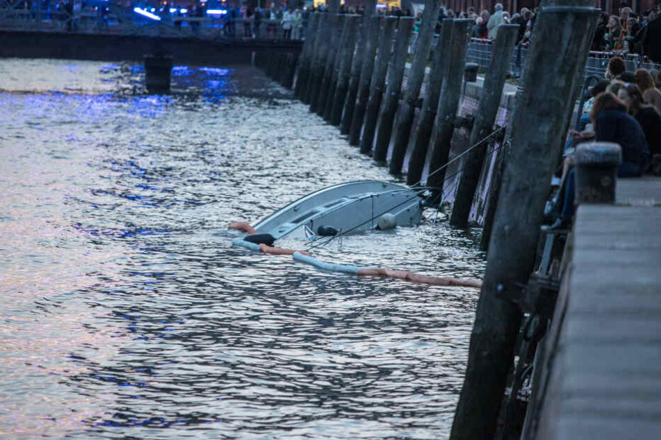 Das Boot sank nach der Kollision und treibt in Höhe des Fischmarktes in der Elbe.