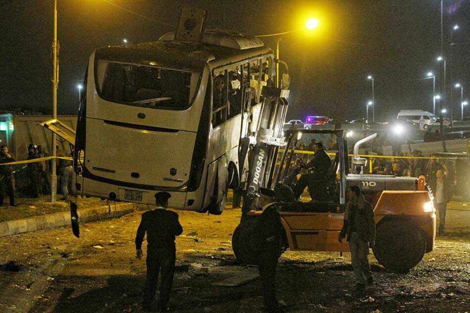 Ein Touristenbus wird nach einem Bombenanschlag abtransportiert. Bei einer Bombenexplosion in der Nähe der Pyramiden von Gizeh in Ägypten sind am Freitag vier Menschen getötet worden.
