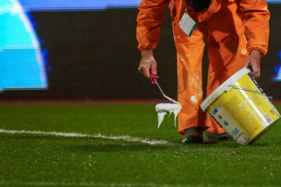 Kurioser geht's nicht! Maler-Trupp stiehlt Fußballprofis die Show