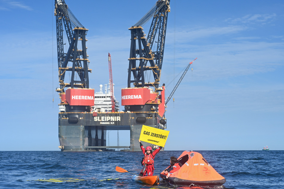 Auf schwimmenden Insel blockieren die Umweltschützer von Greenpeace die Bohrplattform auf der Nordsee.