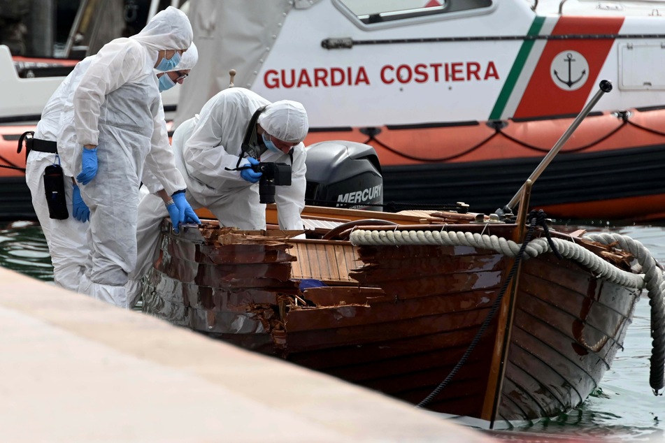 Nach bisherigen Erkenntnissen hat ein Motorboot auf dem See ein Holzboot mit einem Paar an Bord gerammt.