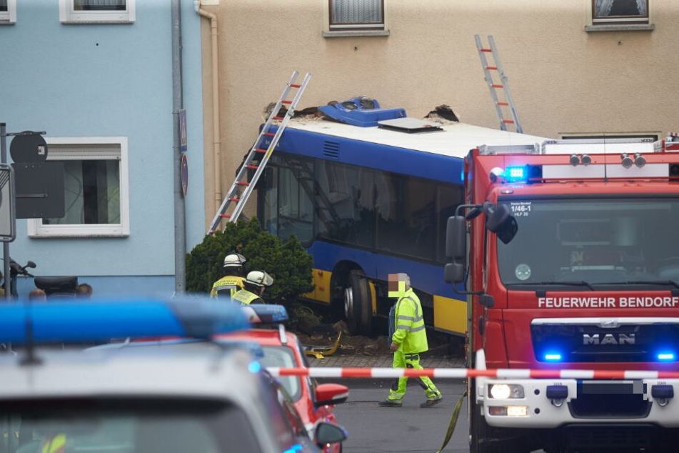Bei dem Unfall wurden der Fahrer und ein Businsasse leicht verletzt.