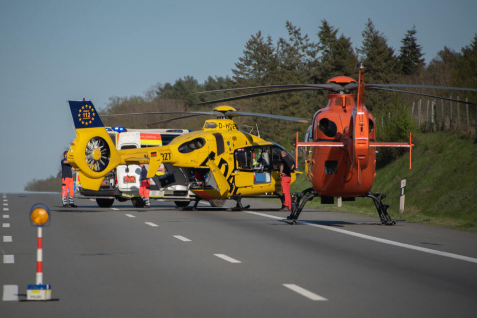 Zwei Rettungshubschrauber und ein Krankenwagen brachten die Verletzten ins Krankenhaus.