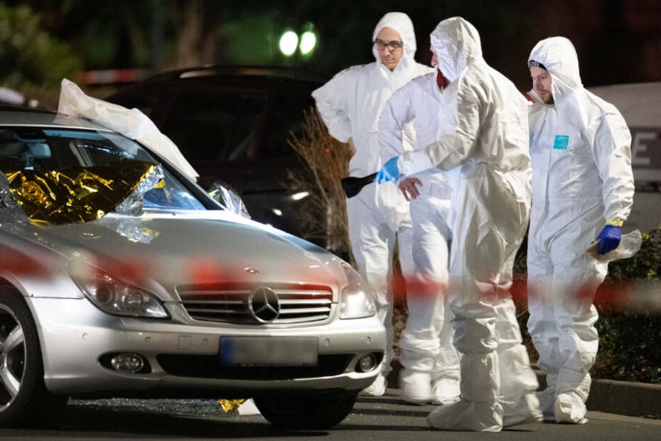 Forensiker an einem Mercedes CLS in Hanau-Kesselstadt.