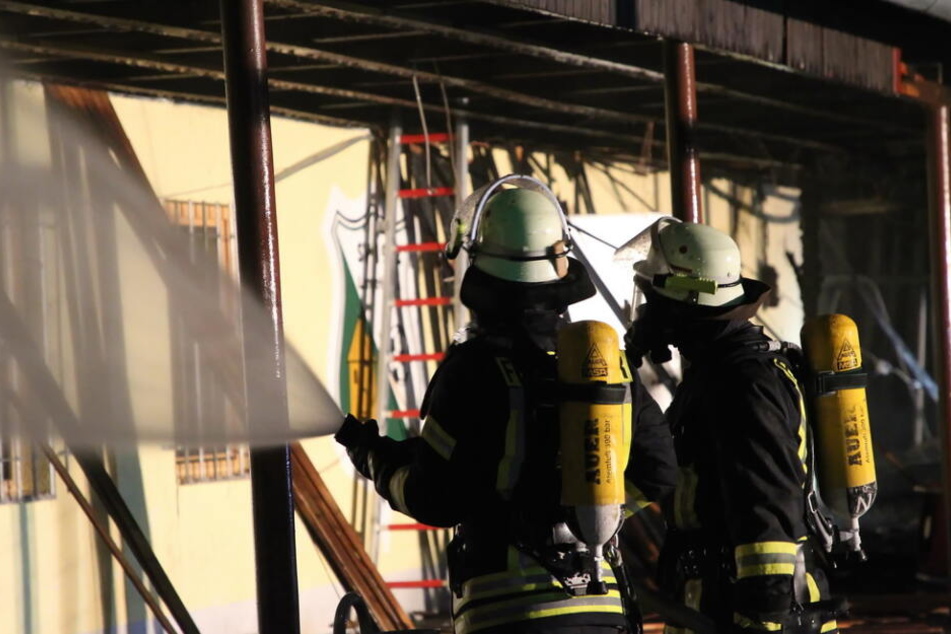 Die Feuerwehr löschte das Dach.