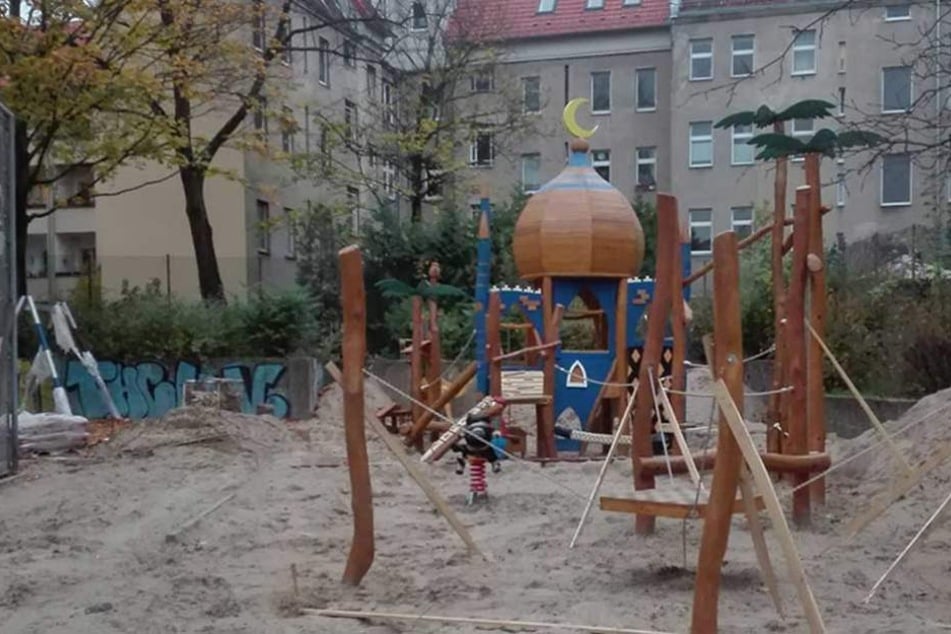 An dem Spielplatz auf der Walterstraße wird noch gebaut, die Kuppel mit dem Halbmond erregt aber schon jetzt die Gemüter.