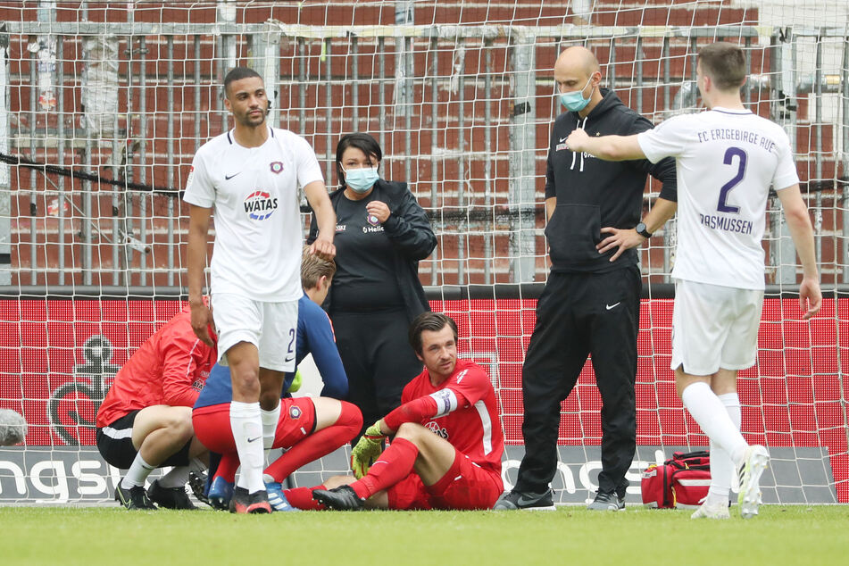 14. Juni 2020: Martin Männel sitzt auf dem Rasen, hat sich in der Partie beim FC St. Pauli an der Schulter verletzt - Zwangspause.