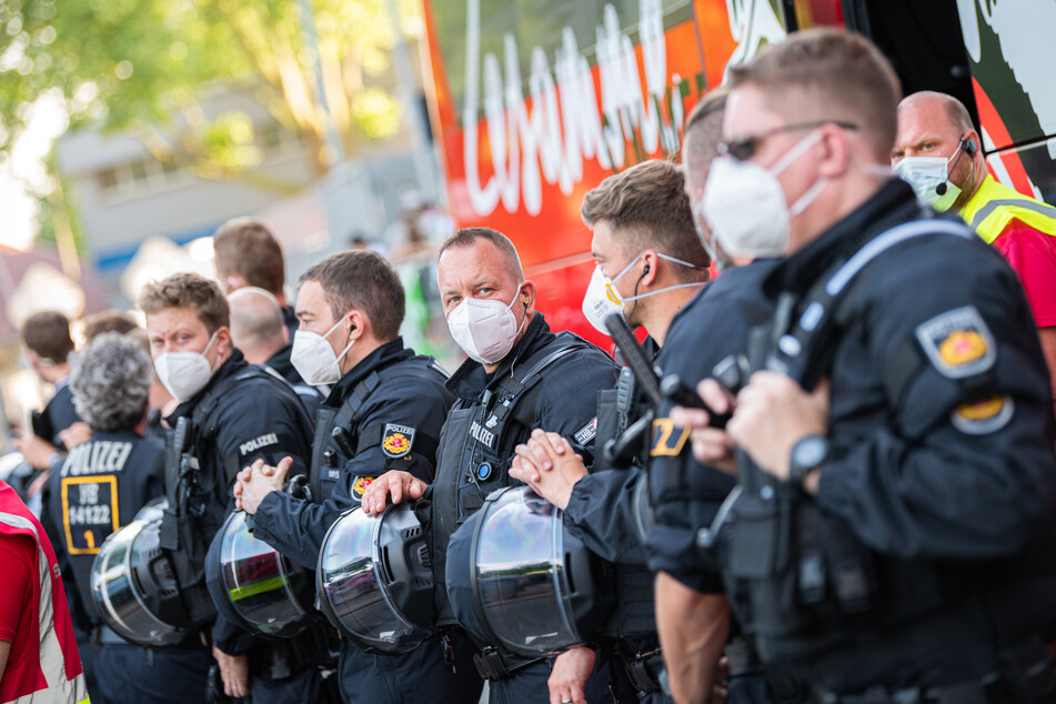 Die Beamten rechnen nicht mit vielen Fußballfans.